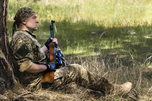 Jonge man met een luchtbuks — Stockfoto