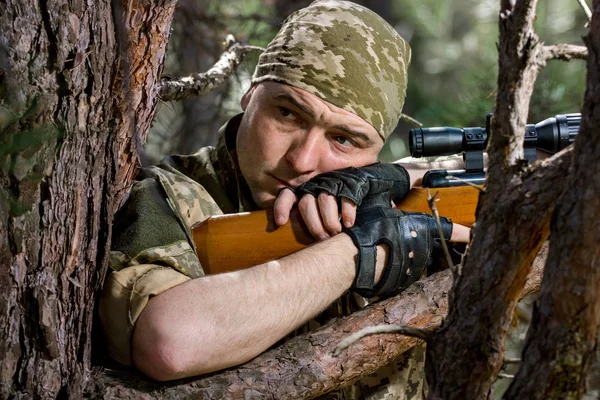 Jonge man met een luchtbuks — Stockfoto