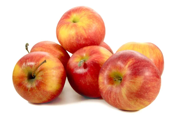 Pommes rouges mûres sur fond blanc — Photo