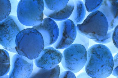  mavi arka plan dikilen ve topları