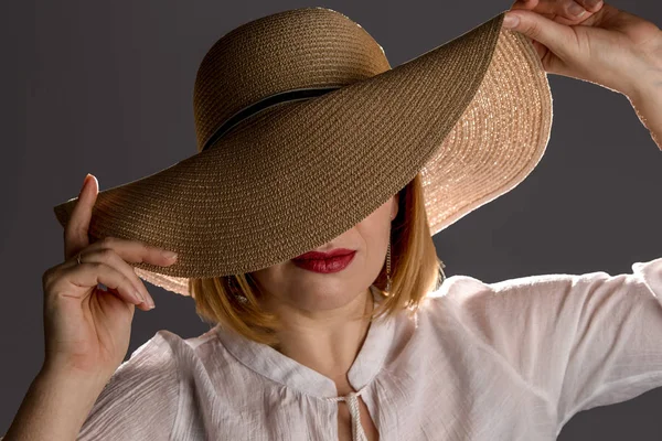 Retrato de uma bela mulher de olhos castanhos — Fotografia de Stock