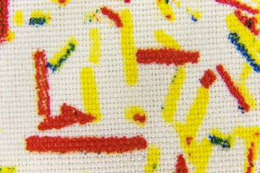  sarı kırmızı soyut desenli beyaz kumaşın arkaplanı