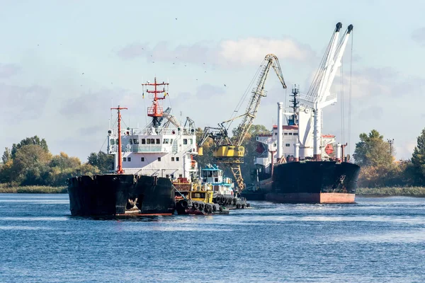 Two bulk carriers re-unload on a river raid — Stok fotoğraf