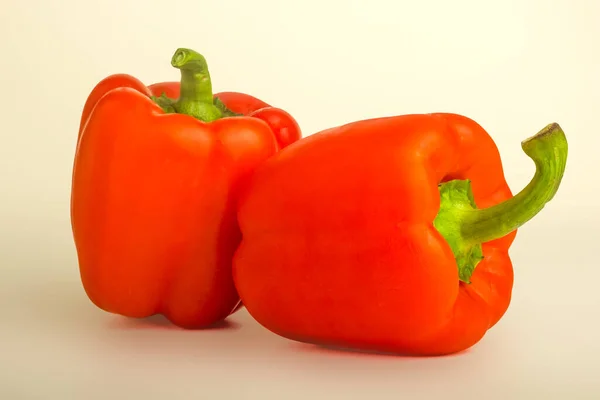 两只成熟的红椒的图像 — 图库照片