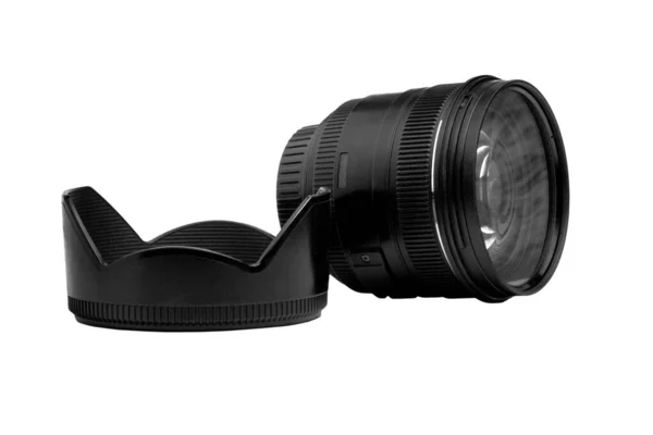 白い背景のカメラのレンズフードを持つレンズのイメージ — ストック写真