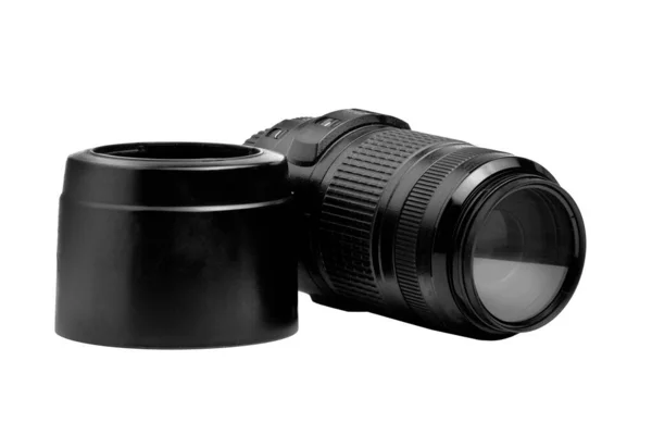 Kameraya Beyaz Arka Planda Lens Kaputu Olan Yakınlaştırma Lensi Görüntüsü — Stok fotoğraf