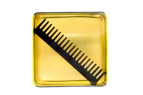 Bild Eines Schwarzen Kamms Einem Gelben Blechkasten Auf Weißem Hintergrund — Stockfoto