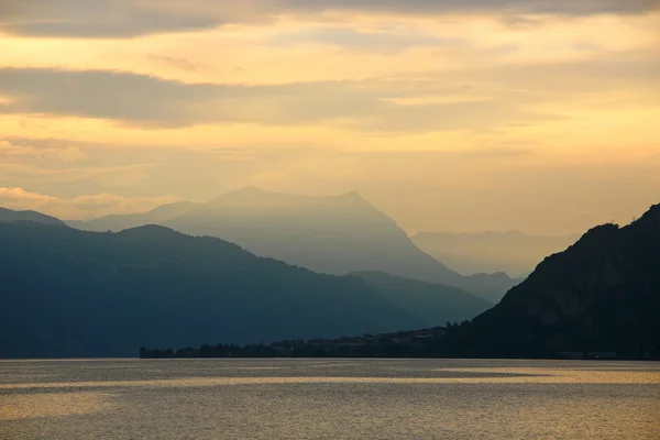 Закат на озере Комо, Италия — стоковое фото