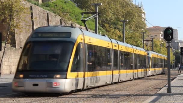 Porto metro light rail tåg — Stockvideo