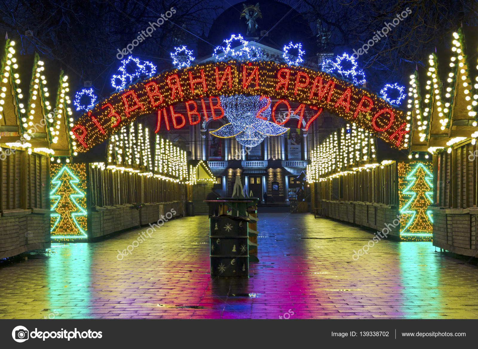 Weihnachtsmarkt in lviv, ukraine — redaktionelles stockfoto © karnizz Weihnachtsmarkt in lviv, ukraine — Redaktionelles Stockfoto © karnizz