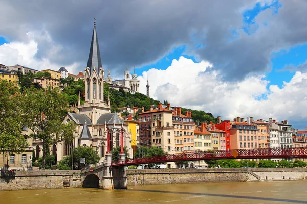 Chiesa di St. Georges e ponte sul fiume Saone a Lione, Francia — Foto Stock