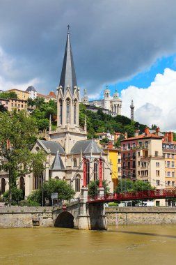 St. Georges Kilisesi ve köprüden Saone nehir Lyon, Fransa