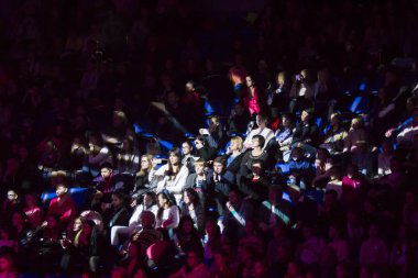 Kalabalık tarafından bir spot ışığı yaktı