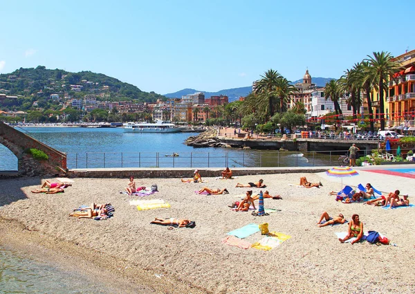 Pláž v Rapallo, Itálie — Stock fotografie