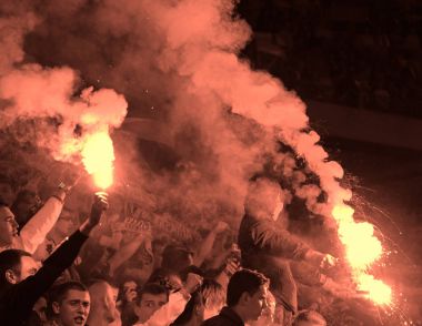Fanlar futbol oyun sırasında işaret fişeği yakmak