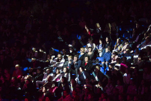 Толпа зрителей освещена прожектором
