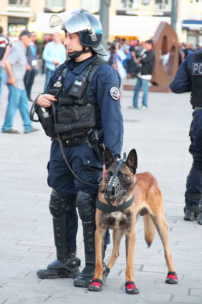 Французький поліцейський з собакою в Марселі — стокове фото