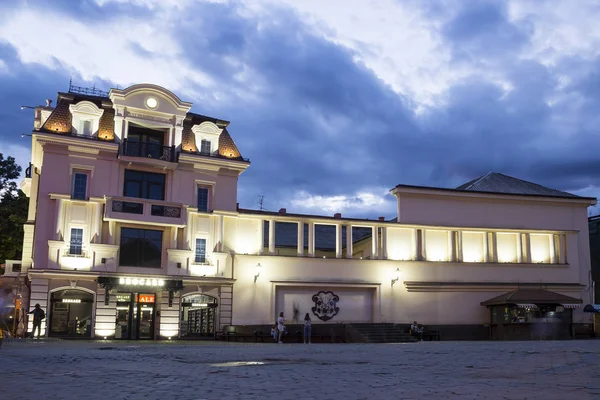 Piazza del teatro la sera, Uzhgorod, Ucraina — Foto Stock