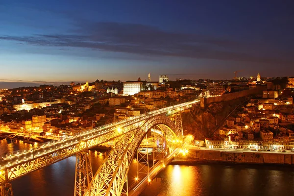 Puente Dom Luis y casco antiguo de Oporto, Portugal — Foto de Stock