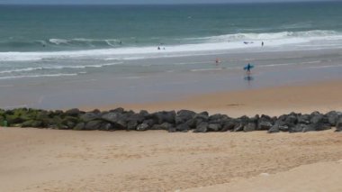 Sörfçü Lacanau Ocean, Fransa ile rüzgarlı plaj