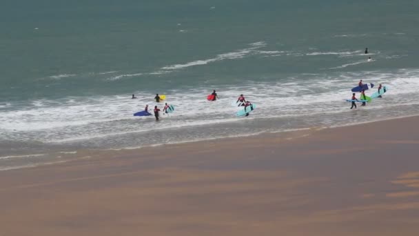 Winderig strand bij surfers in Lacanau-Ocean, Frankrijk — Stockvideo