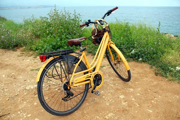 Bicicleta amarilla cerca del mar — Foto de Stock