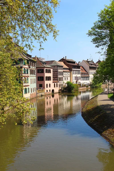 Hermosas casas antiguas en Estrasburgo, Francia — Foto de Stock