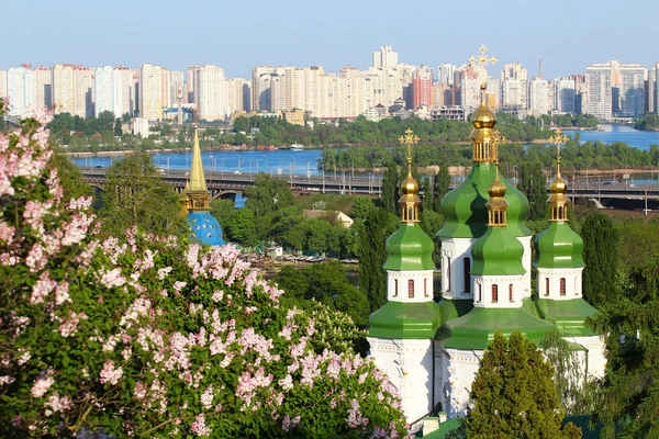 Vydubychi Monastery with lilac blossom in Kyiv, Ukraine — Stock Photo, Image