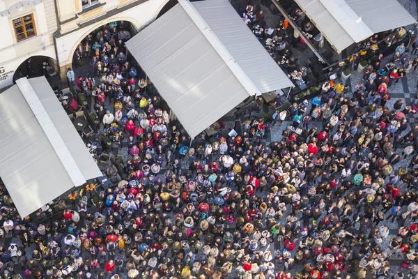 Multitud de personas en la Plaza de la Ciudad Vieja en Praga — Foto de Stock