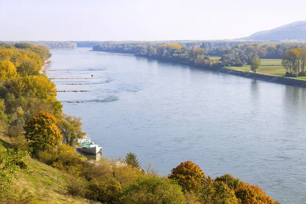 Дунай между Словакией и Австрией — стоковое фото
