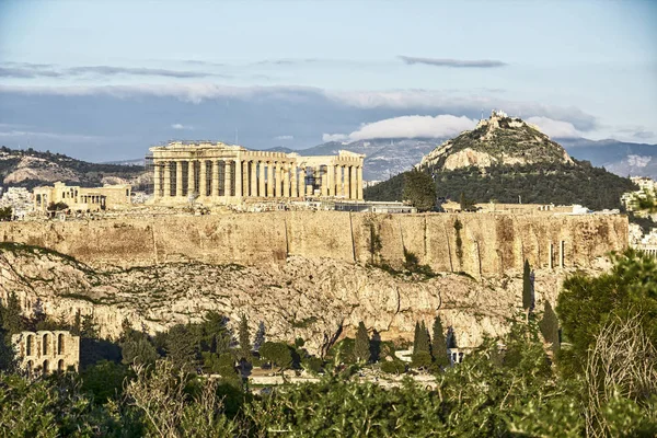 Akropolis-Hügel mit Parthenon und Einfassung Lycabettus in Athen, gr — Stockfoto