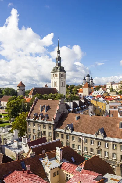 Luchtfoto van de oude binnenstad van Tallinn, Estland — Stockfoto
