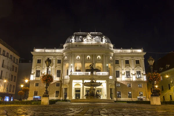 Teatro Nacional Eslovaco à noite, Bratislava, Eslováquia — Fotografia de Stock