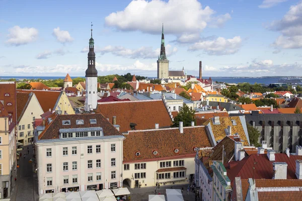 Luchtfoto van de oude binnenstad van Tallinn, Estland — Stockfoto