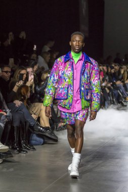 Kyiv, Ukrayna - 5 Şubat 2020: Kyiv 'deki Mystetsky Arsenal' de Ukrayna Moda Haftası 'nda Demir İplik koleksiyonu gösterisi