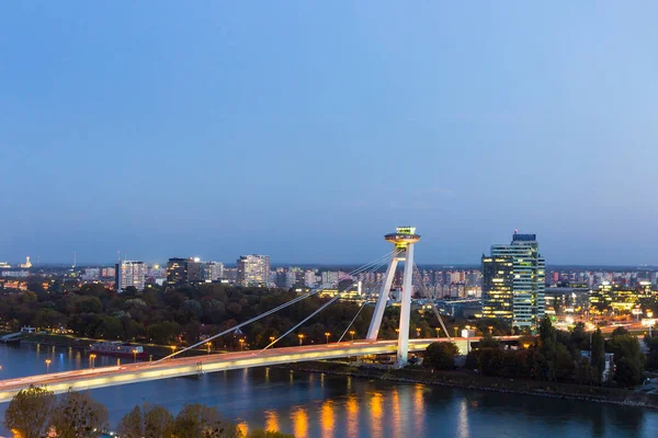 斯洛伐克布拉迪斯拉发市中心多瑙河和斯内普桥 也称为新桥和乌弗桥 的空中景观 — 图库照片#