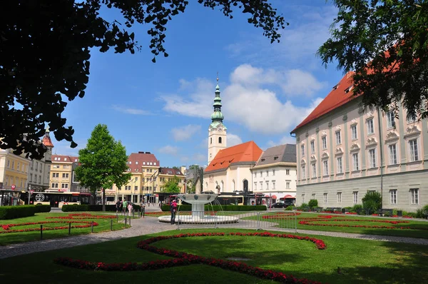 Klagenfurt, Avusturya - 3 Haziran 2017: Landhaus Park Manzaralı Heiligengeistkirche