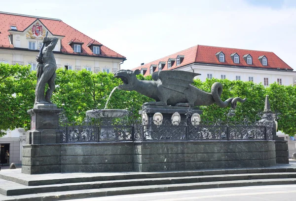 Blízkosti Lindwurmbrunnen (Lindworm fontána) v Klagenfurt, Rakousko — Stock fotografie