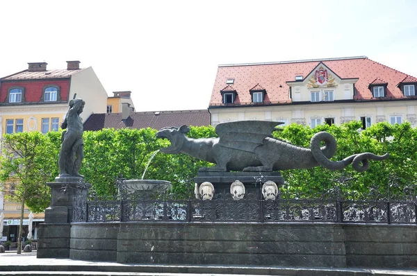 Lindwurmbrunnen (Lindworm Çeşmesi) Klagenfurt, Avusturya