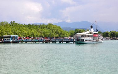 Lake Woerthersee, Avusturya - 3 Haziran 2017: Tekne Pier
