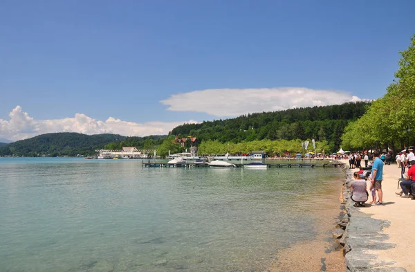 Lake Woerthersee, Austria - June 3, 2017: Lake scene with pier — Stock Photo, Image