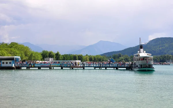 Λίμνη Woerthersee, Αυστρία - 3 Ιουνίου 2017: Προβλήτα με σκάφος — Φωτογραφία Αρχείου
