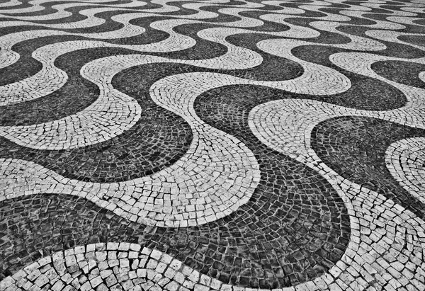 Portugal. Lissabon. Typiska portugisiska kullerstensbelagda trottoaren. I bl — Stockfoto