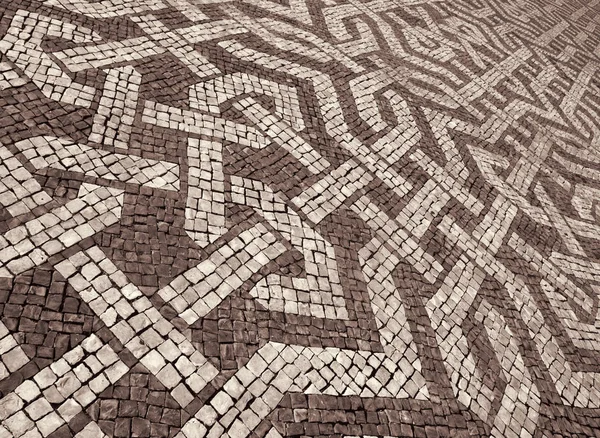 Portugal. Lisboa. Típico pavimento de adoquines portugueses. En sí — Foto de Stock