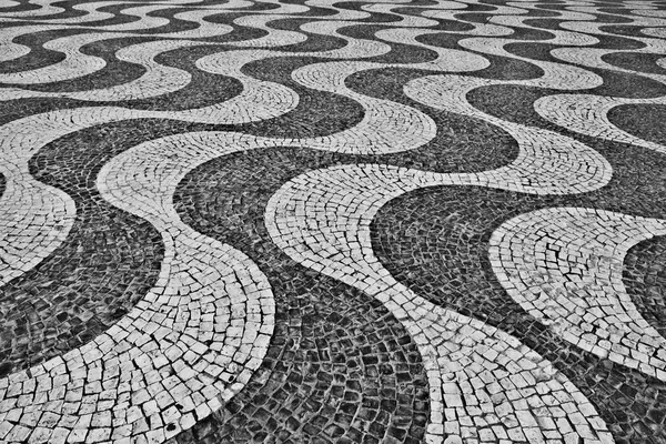 Typiska portugisiska kullerstensbelagda trottoaren. I svart och vitt. Ret — Stockfoto