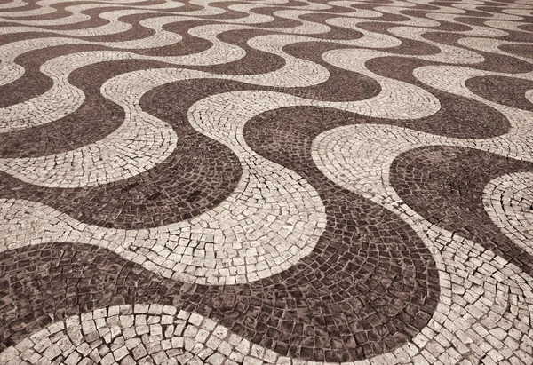 Portugal. Lisboa. Típico pavimento de adoquines portugueses. En sí —  Fotos de Stock