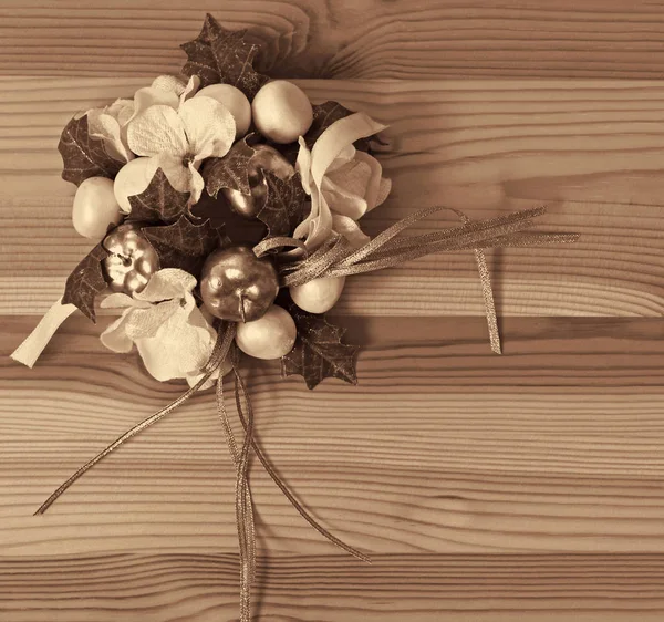 Décoration de Noël vintage sur fond en bois. Dans le ton Sepia — Photo