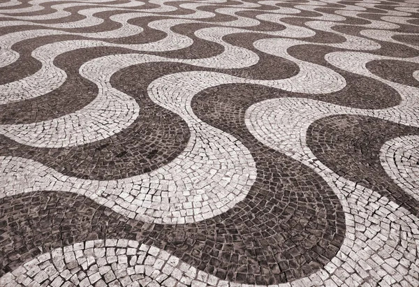 Portugal. Lisboa. Pavimento típico de paralelepípedos portugueses. Em Se — Fotografia de Stock
