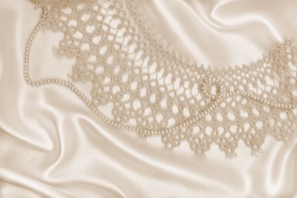 光滑的优雅金色丝绸或缎子与珍珠和花边为韦德 — 图库照片