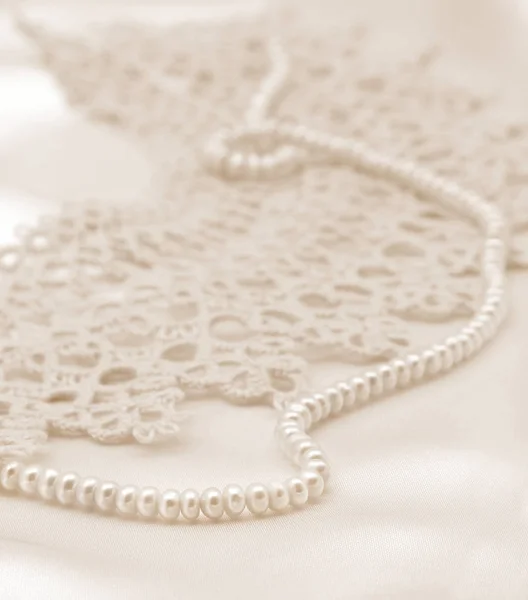 Liso elegante seda dorada o satén con perlas y encaje como boda —  Fotos de Stock
